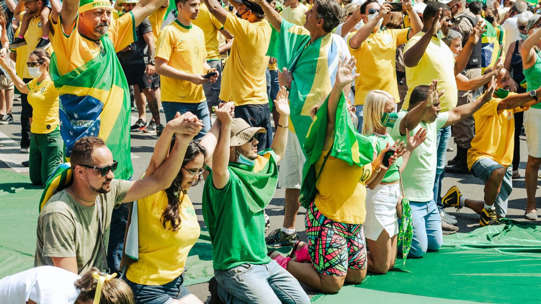 a large group of people in yellow and green shirts